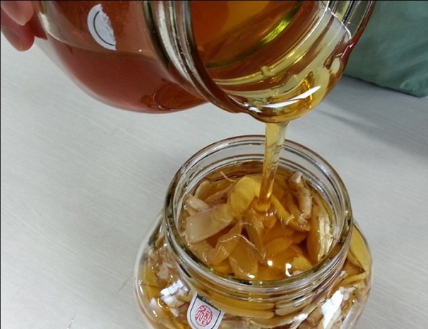 cach-ngam-sam-tuoi-voi-mat-ong-don-gian-va-de-duoc-lau Cách ngâm sâm tươi với mật ong đơn giản và để được lâu